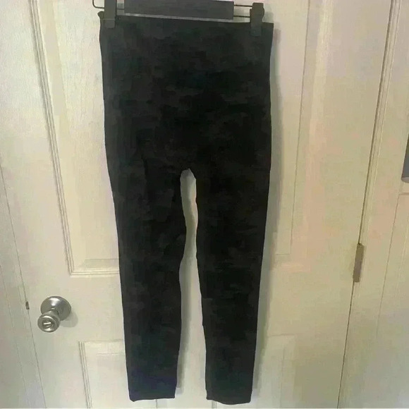 Spanx EcoCare Seamless Leggings Large Black Camo Stretch Activewear Gym Workout - Picture 5 of 8